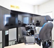 高速教習は運転シミュレーター使用です。