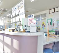 受付は、採光が良く明るい雰囲気です。