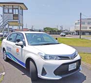 教習車は、赤い車体と側面のロゴが特徴です。
