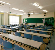 学科教室も広々。大人数を収容できるから授業も出やすくなるかも？ 