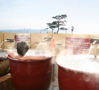 クアリゾートでは、樽の露天風呂に入ることもできるかも？