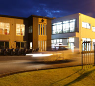校舎前景。2013年に2号館が建ちました。