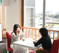 教習の合間に軽食もとれる、2号館2階のカフェスペース。