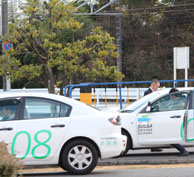 教習車は、後部ドアのあたりに大きく番号が書いてあるのが特徴。