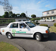 校内の教習コースを走る教習車。縁石に乗り上げないよう進んでいます。