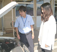 車の日常点検も、重要な教習科目の一つです。