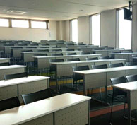 広々としてきれいな学科教室。授業にも集中できそうです。