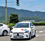 コースに並んだ教習車。コース車線の広さも特徴です。