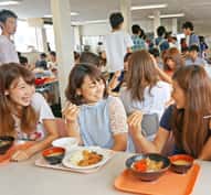 校内食堂の日替メニューは美味しいと好評です。