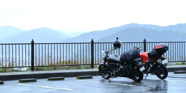 雨の日のバイク教習画像